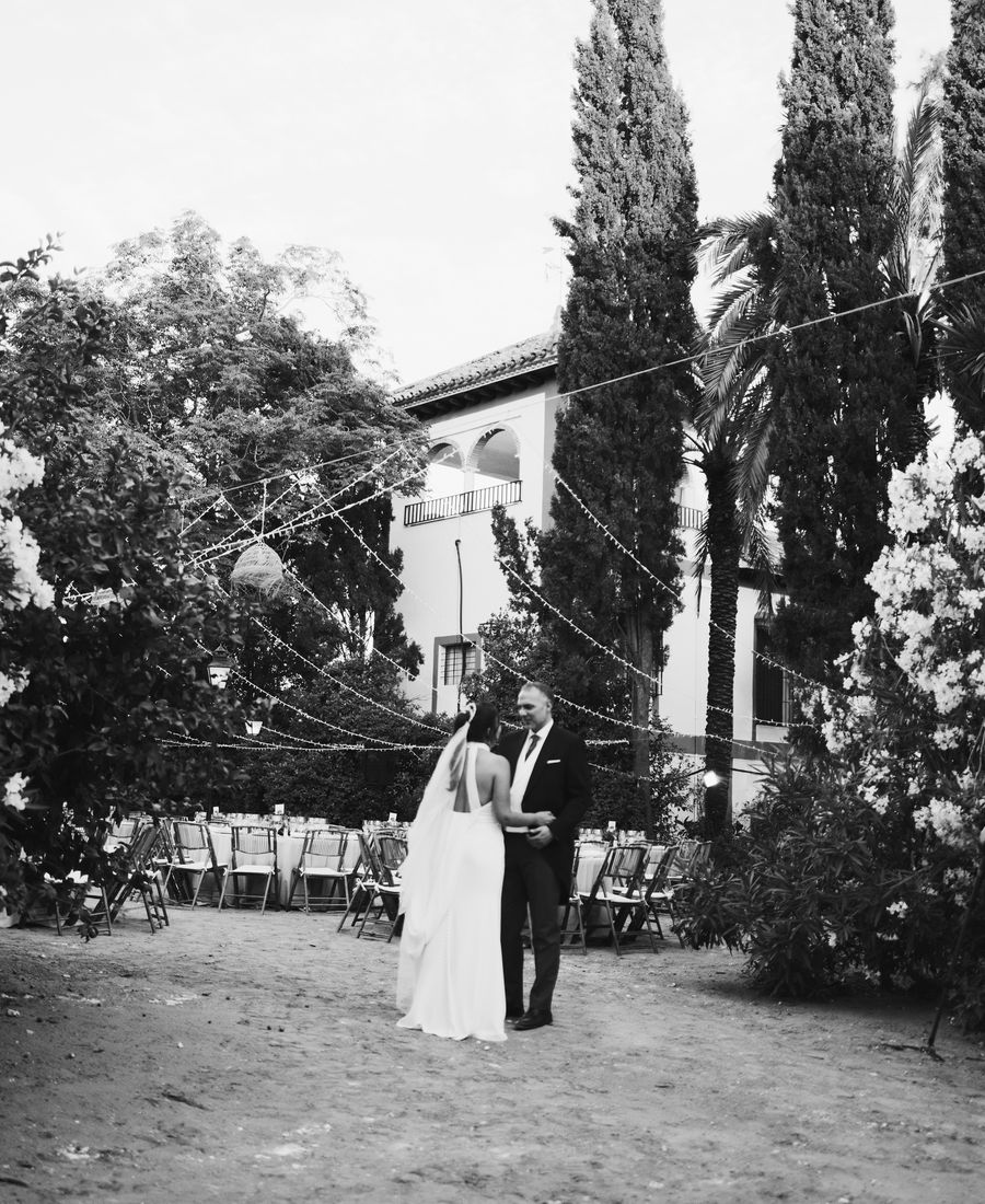 pareja al fondo