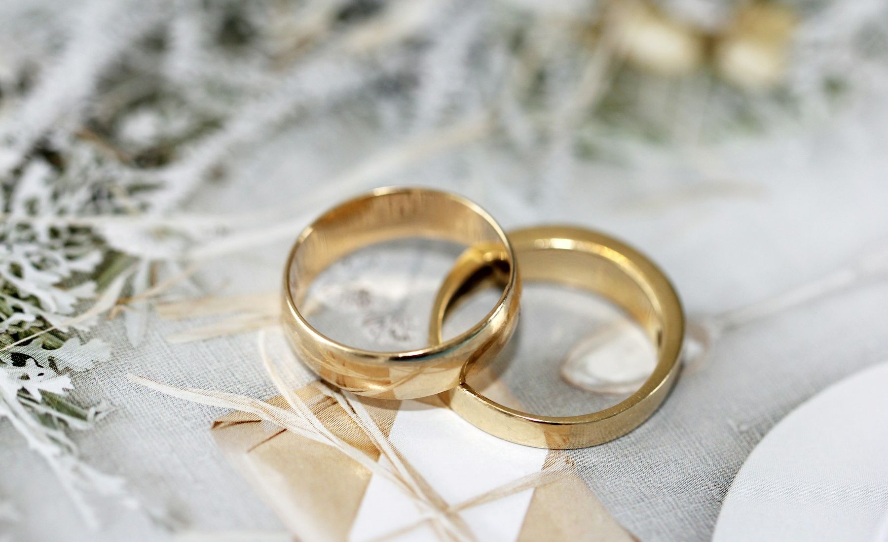 Manos de una pareja recién casada