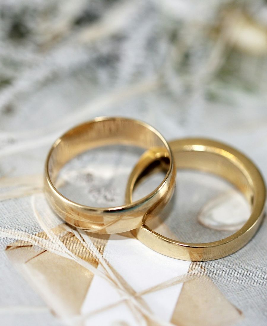 Manos de una pareja recién casada